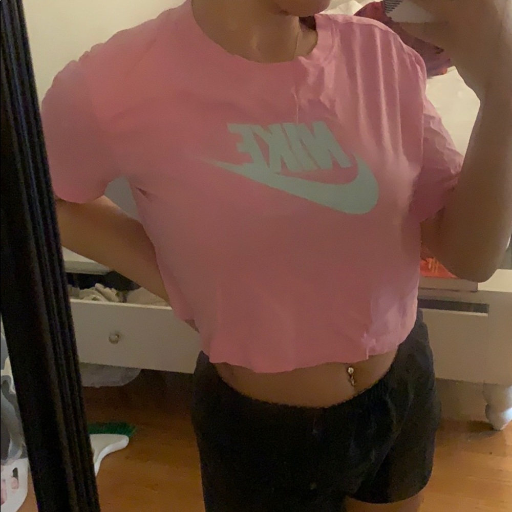 Cropped Nike Tee